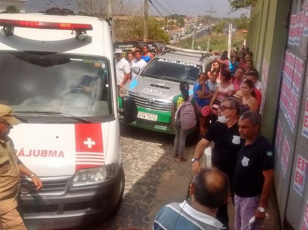 Ambulância foi acionada para atender presos feridos durante rebelião .(Imagem:Gustavo Almeida/ G1)