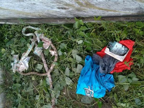 Roupas, cordas e uma bíblia foram encontradas próximo ao muro.(Imagem:Sinpoljuspi/Divulgação)