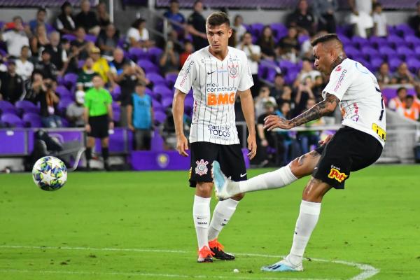 Luan cobra falta para fazer seu primeiro gol pelo Corinthians(Imagem:GLEDSTON TAVARES/FRAMEPHOTO/ESTADÃO CONTEÚDO)