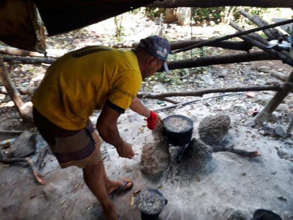 Trabalhadores de pedreira cozinhavam em fogareiros improvisados, na zona rural de Santa Cruz do Piauí.(Imagem:Divulgação/ Ministério do Trabalho)