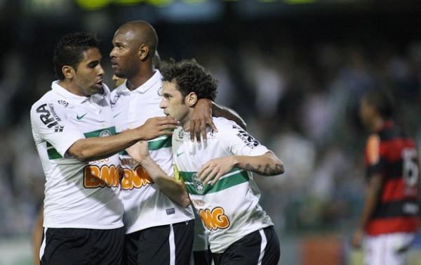 Lincoln (direita) celebra seu gol, o primeiro do jogo.(Imagem:Giulianos Gomes / Ag. Estado)