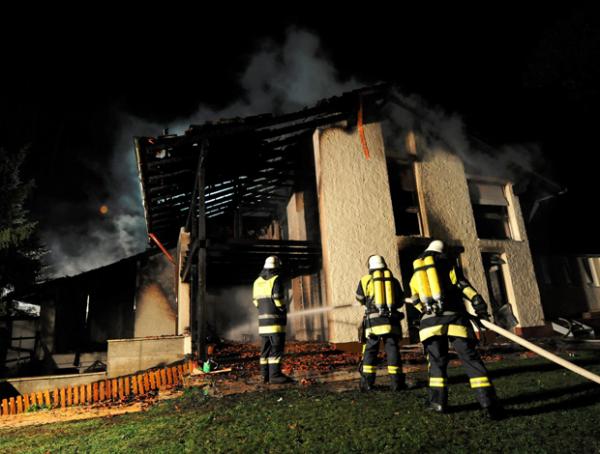 A causa do incêndio é desconhecida e a perda foi total. Jogador e família passam bem. (Imagem:(Foto: EFE))