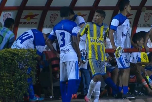 Jogadores do Piauí esboçaram tristeza coletiva antes do apito final.(Imagem:Reprodução/SporTV)