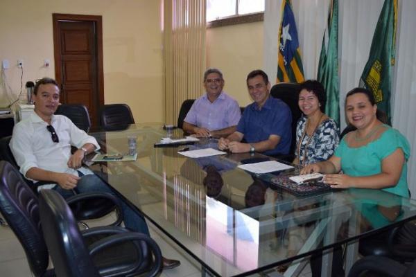 Prefeito discute Programa Saúde na Escola com representantes das Secretarias de Saúde e Educação.(Imagem:Waldemir Miranda)