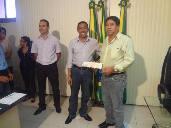 Repassado cheque para escolas e blocos de samba de Floriano.(Imagem:FlorianoNews)