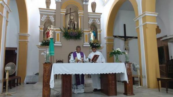 Florianenses lotam Catedral na missa de sétimo dia da Professora Paizinha(Imagem:FlorianoNews)