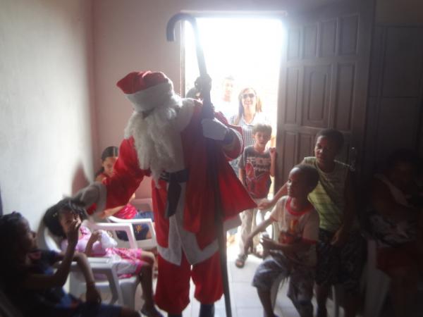 Papai Noel distribuiu presentes para crianças em Floriano.(Imagem:FlorianoNews)