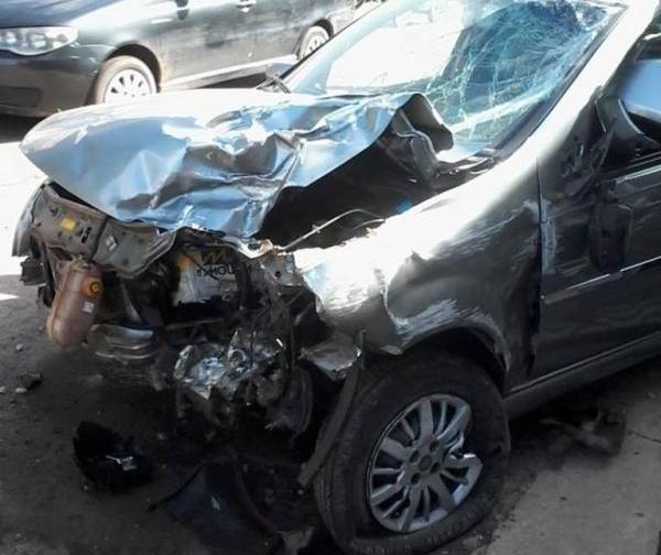 Veículo parcialmente destruído.(Imagem:GP1)