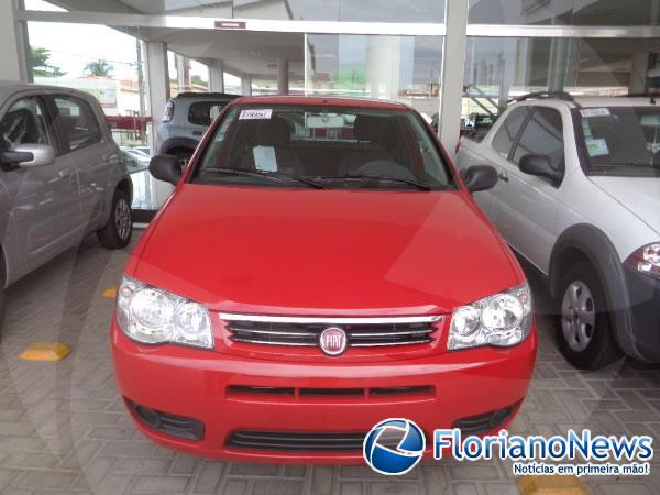 Ganhador do Carro da festa de Natal recebe o prêmio por um dos festeiros.(Imagem:FlorianoNews)