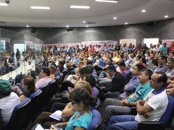 Servidores da Agespisa protestaram na Câmara Municipal.(Imagem:Gustavo Almeida/G1)