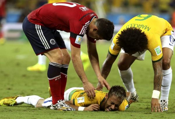 Neymar grita de dor, confortado por James Rodríguez e Marcelo.(Imagem:Agência EFE)