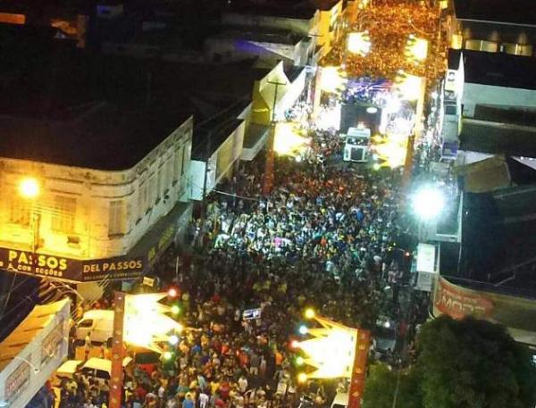 Oz Bambaz arrasta multid&atilde;o na primeira noite de carnaval em Floriano.(Imagem:SECOM)