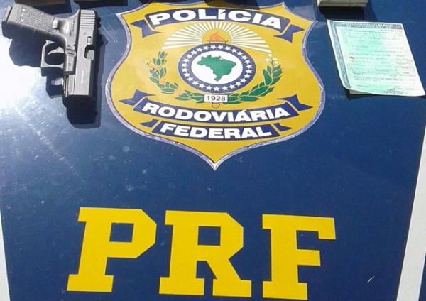 Mecânico é preso pela PRF dirigindo carro com placas adulteradas, portando ilegalmente arma de fogo e usando documentos falsos(Imagem:PRF)