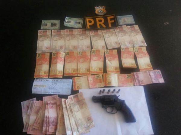Dinheiro encontrado com agentes fazendários pela PRF no PI.(Imagem:Polícia Rodoviária Federal)