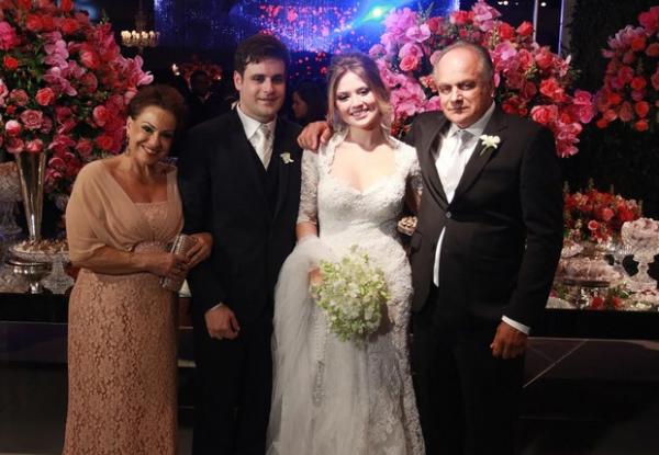 Vesgo e a noiva posam com os pais do repórter.(Imagem:Celso Tavares/EGO)