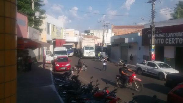 Carro desgovernado causa acidente no Centro de Floriano.(Imagem:Divulgação)