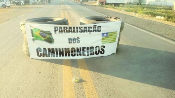 Apesar de anúncio de acordo, caminhoneiros mantêm paralisação em Floriano.(Imagem:FlorianoNews)
