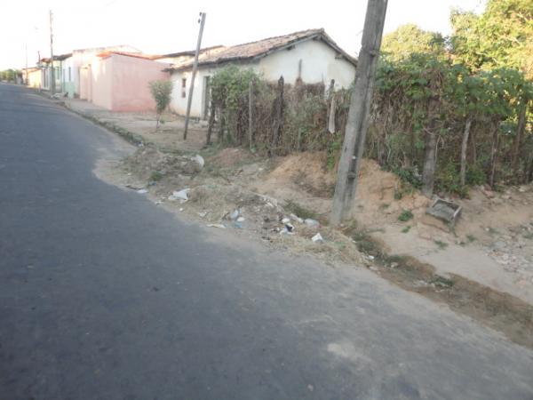 Entulho e lixo nas ruas, uma rotina em Floriano.(Imagem: FlorianoNews)