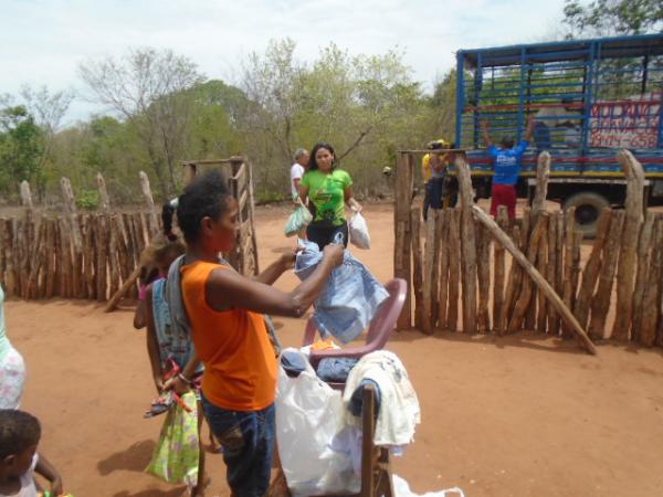 Moradores da zona rural de Floriano recebem doações de roupas e alimentos.(Imagem:FlorianoNews)