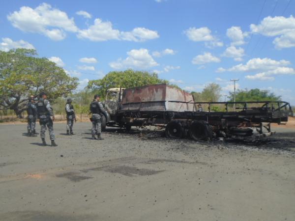 Veículo foi incendiado para dificultar perseguição.(Imagem:FlorianoNews)