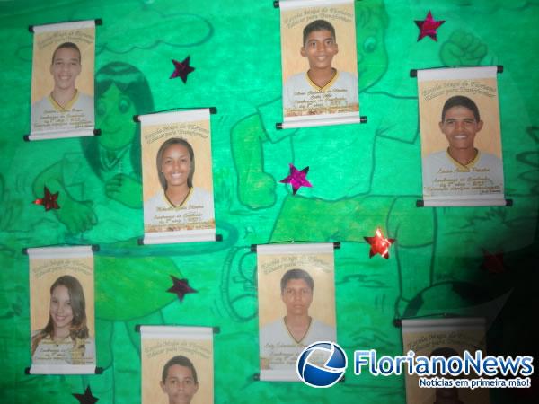 Alunos da Escola Mega de Floriano festejaram formatura da 8ª série.(Imagem:FlorianoNews)