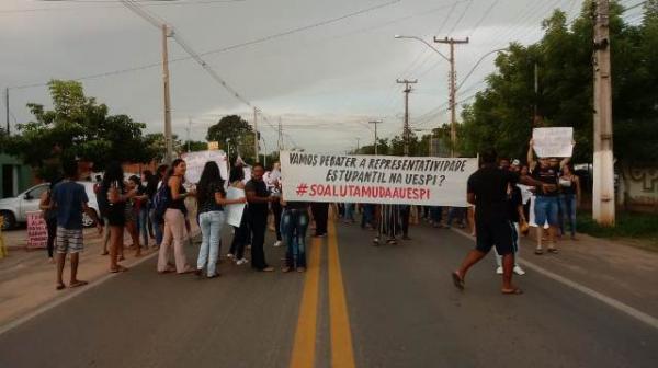 Manifestantes realizam o enterro simbólico da Uespi em Floriano.(Imagem:FlorianoNews)