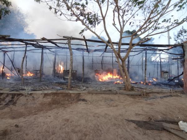Incêndio destrói barracas na prainha em Barão de Grajaú.(Imagem:FlorianoNews)