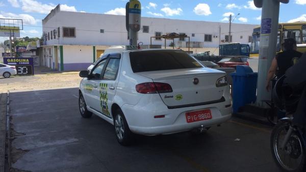Taxistas ainda procuram postos para abastecer em Teresina e metade da frota já parou.(Imagem:Roberto Araújo/G1)