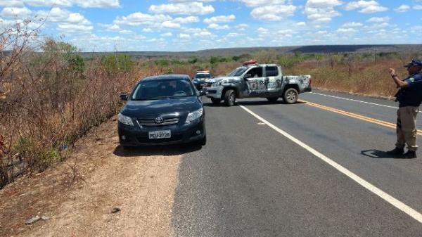 Veículo tomado de assalto em Floriano é recuperado em Amarante.(Imagem:Polícia Militar)