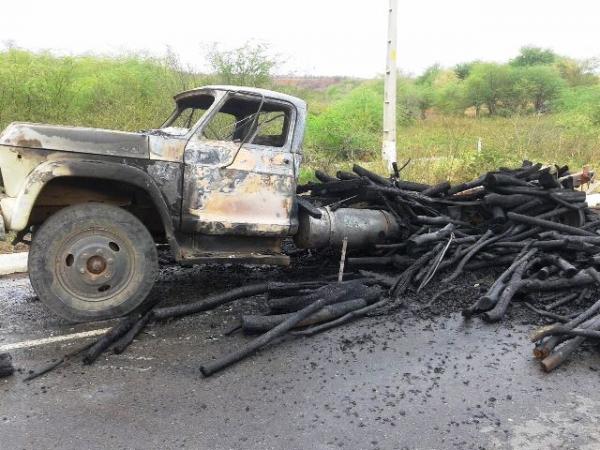 Homem morre carbonizado dentro do carro após colidir em caminhão.(Imagem:Riachaonet)