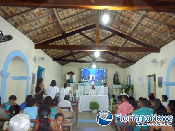 Devotos celebram o encerramento dos festejos de Nossa Senhora da Conceição na localidade Manga PI.(Imagem:FlorianoNews)