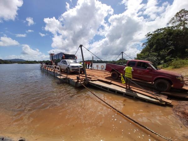 Percurso entre Georgetown e Bonfim inclui viagem de balsa para travessia do rio Esquibo (Imagem:Robson Moreira/Rede Amazônica Roraima)
