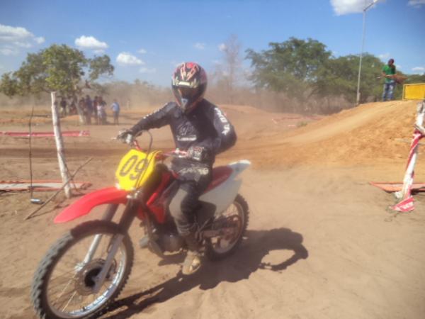 Velocidade e muita adrenalina no 2° Motocross de Nazaré do Piauí.(Imagem:FlorianoNews)
