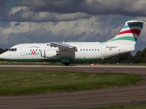 O avião da LaMia prefixo CP-2933 que caiu com a delegação da Chapecoense, modelo Avro RJ85, é visto em foto de arquivo de setembro de 2015 em Norwich, na Inglaterra.(Imagem:Matt Varley/Reuters)