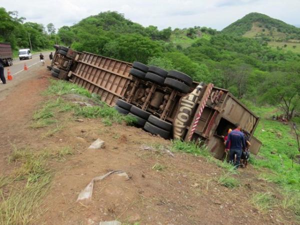 Carreta carregada de animais tomba em rodovia de Picos.(Imagem:Cidadeverde.com)