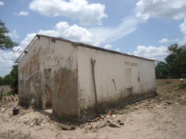 Moradores se juntam e com seus próprios recursos começam a reformar Centro de Apoio(Imagem:FlorianoNews)