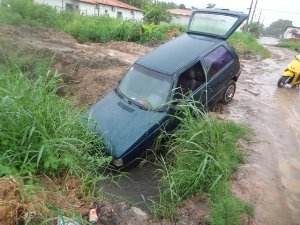 Motorista embriagado sofre amnésia alcoólica e esquece carro próximo a riacho.(Imagem:FlorianoNews)