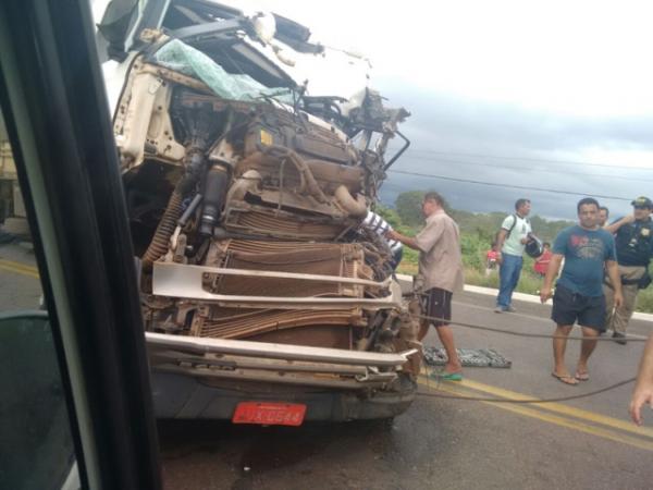 Motocicleta com placa de Floriano se envolve em acidente em Picos.(Imagem:180graus)