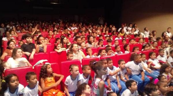 Estudantes prestigiam apresentação do espetáculo O Mágico de Oz em Floriano.(Imagem:FlorianoNews)