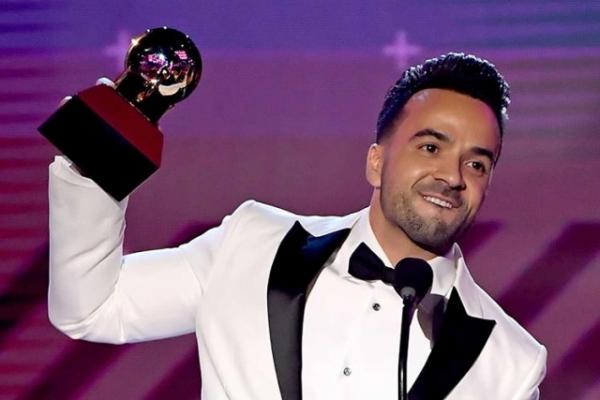 Luis Fonsi ergue o Grammy de Canção do Ano para 