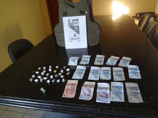 Menor é apreendido com 28 trouxas de drogas em Floriano.(Imagem:FlorianoNews)