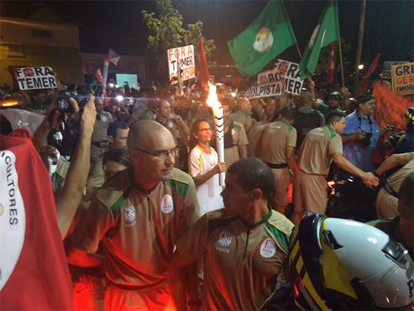 Em dia histórico, emoção e protestos marcam passagem da tocha.(Imagem:Cidadeverde.com)