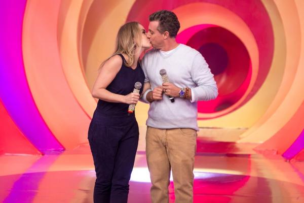  Angélica beija Luciano Huck no palco do Esquenta!(Imagem:Isabella Pinheiro / Gshow )