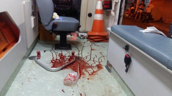 Sangue na ambulância que atendeu a ocorrencia.(Imagem:Jc24horas)