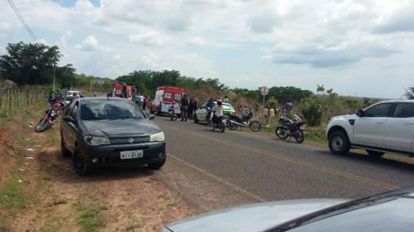 Veículo desvia de moto, sai da pista e capota carro em Floriano.(Imagem:FlorianoNews)
