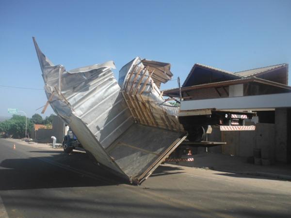  Acidente deixa caminhão, poste e muro destruídos em Floriano.(Imagem:FlorianoNews)