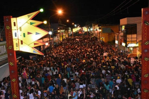  Ricardo Chaves anima multidão e marca a segunda de carnaval em Floriano.(Imagem:SECOM)