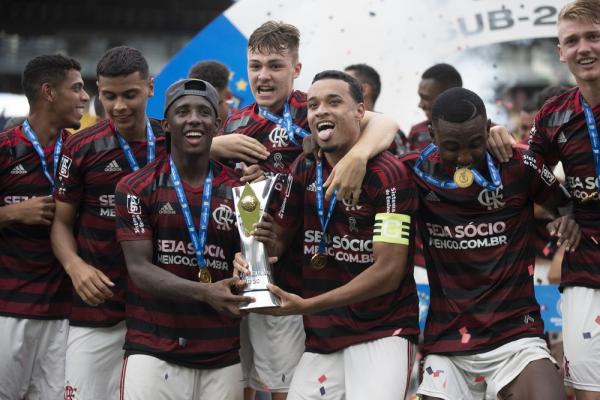 Jogadores do Flamengo comemoram o título do Brasileiro Sub-20(Imagem:Lucas Figueiredo/CBF)