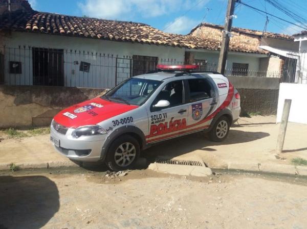 Carro da polícia em frente a local onde ocorreu triplo homicídio aconteceu em Alagos.(Imagem:Suely Melo/G1)