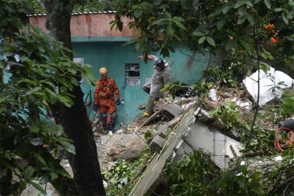 Bombeiros trabalhando no Morro da Babilônia, no Leme, na zona Sul do Rio.(Imagem:Tânia Rego/Agência Brasil)